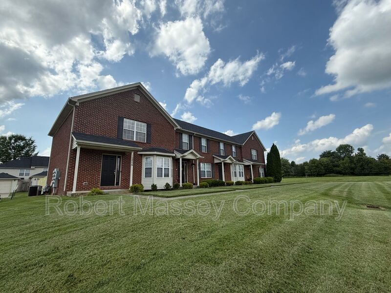 Louisville House: 12806 Lost Hill Walk