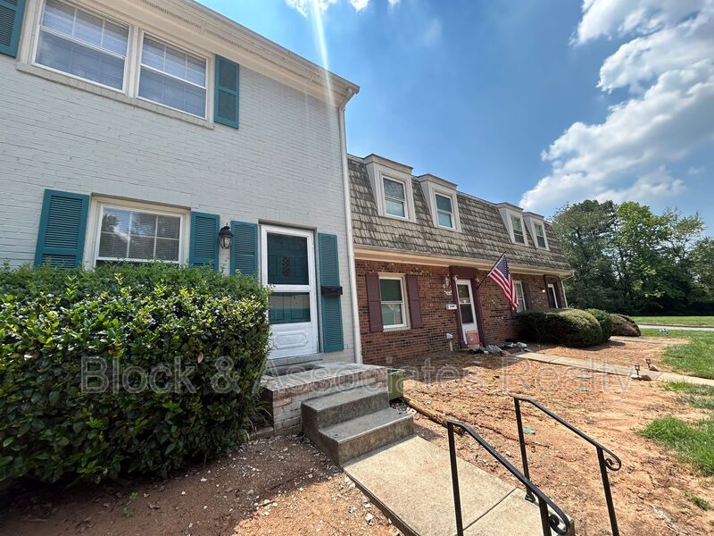 Winston-Salem House: 2962-C St Marks Road