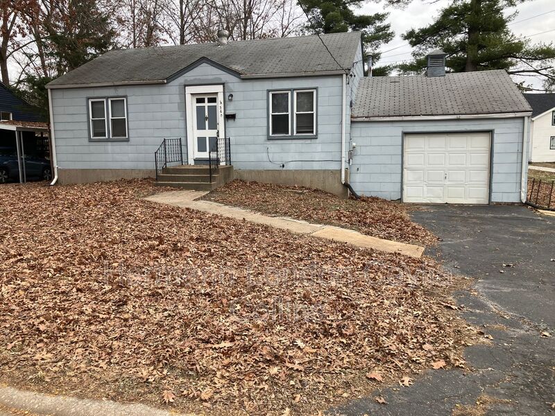 Saint Louis House: 360 S Harvey Avenue