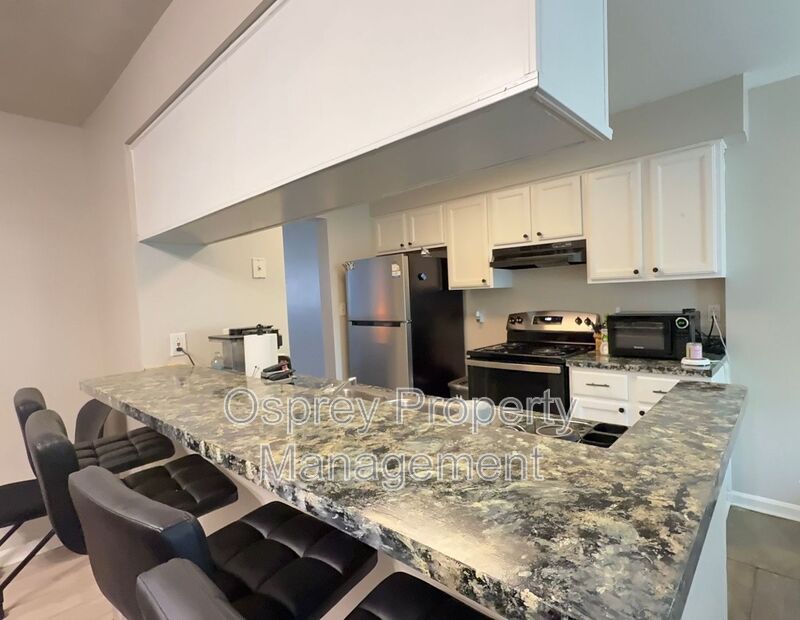 Beautiful 3BR Townhome in Gated Kings Square Community - Photo 5