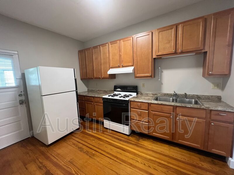 St. Louis House: 4932 Schollmeyer Ave.