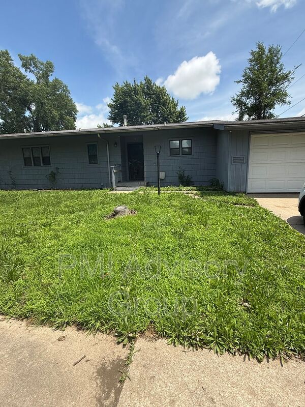 Topeka House: 6604 SW Meadowdale Dr