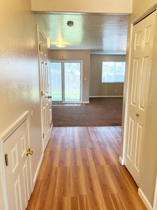 Photo 4 of rental home at 782 North Cloverleaf Loop