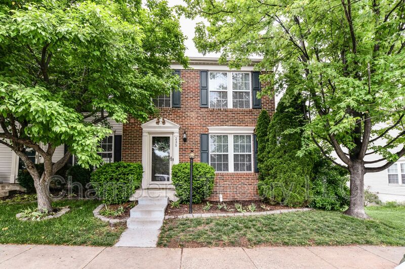 Leesburg House: 235 Shirley Sq SE