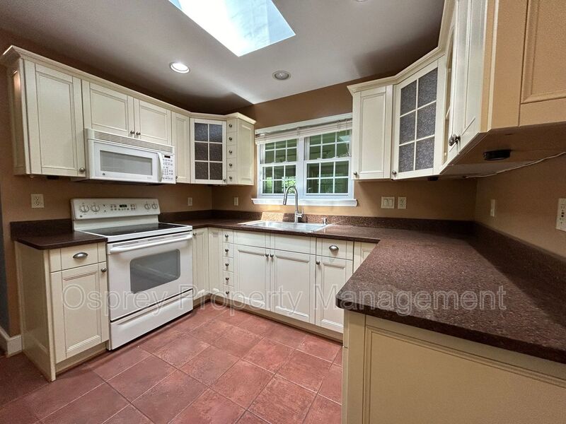 Spacious Brick Ranch Single Family Home!  - Photo 9
