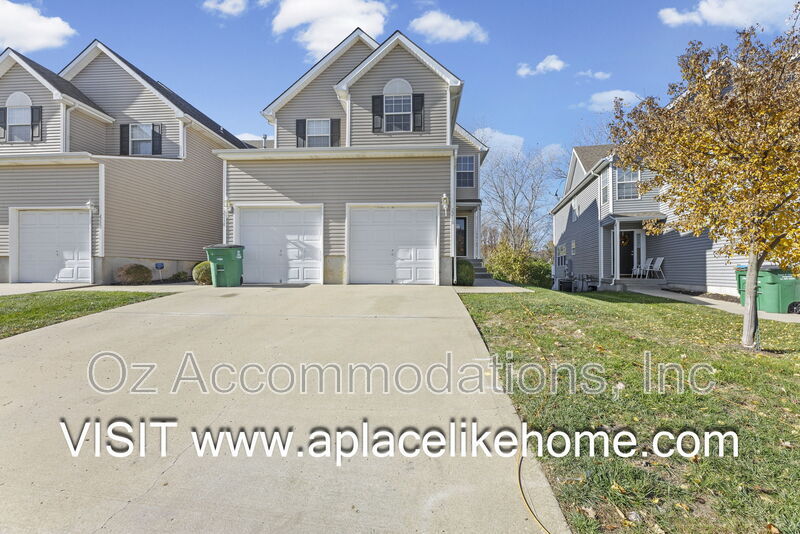 Lee's Summit Townhome: 2216 SW Rambling Vine Rd