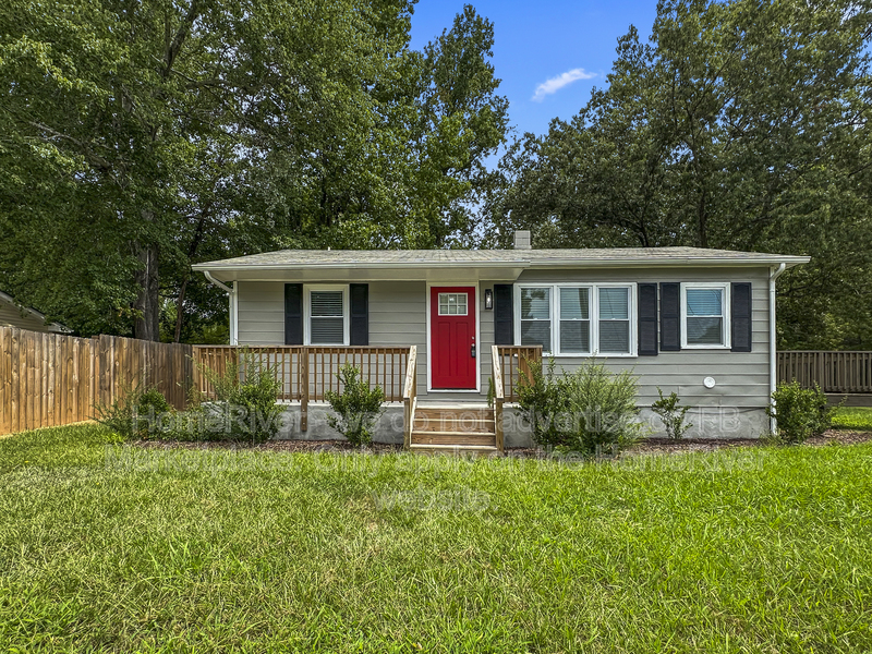 Apex House: 5033 Sunset Lake Rd
