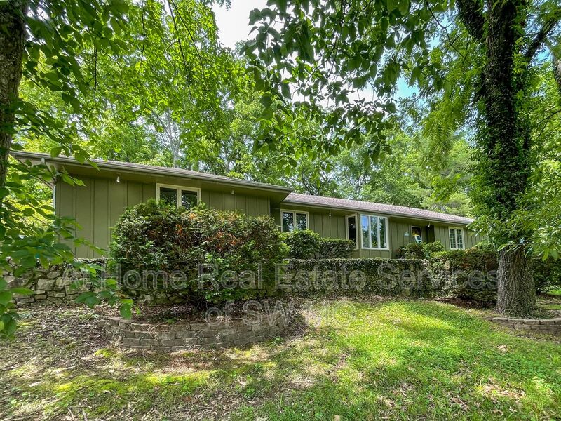 Springfield House: 4410 E Valley