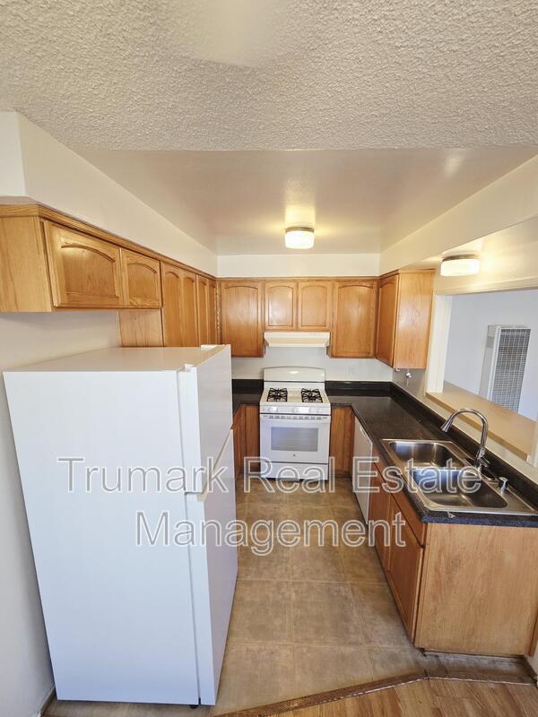 Burbank Condo: 332 Cornell Dr