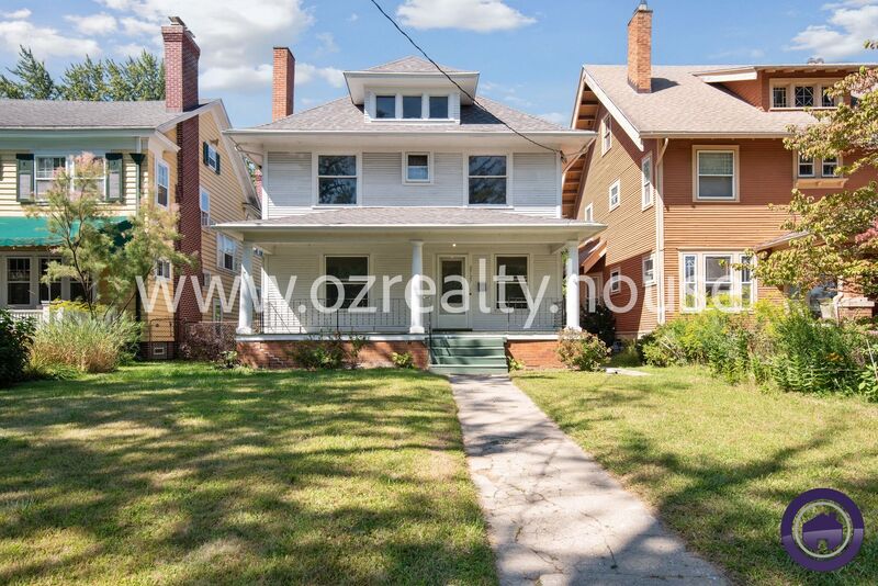 Toledo House: 2727 Robinwood Ave