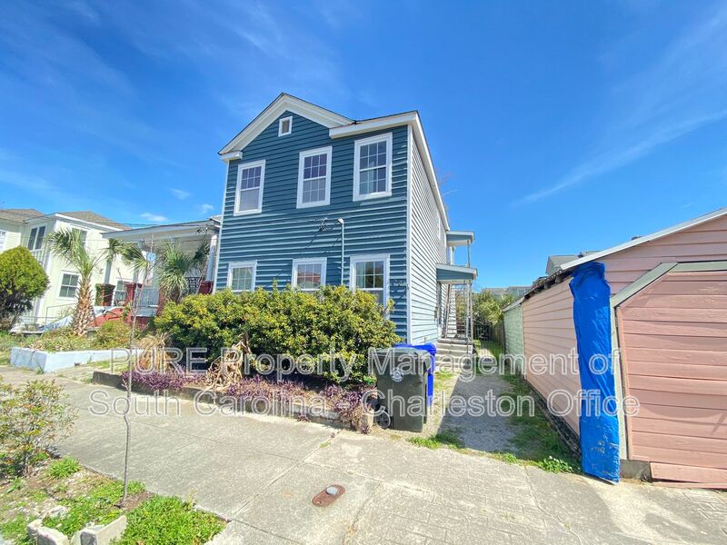 Charleston House: 24 S Tracy St