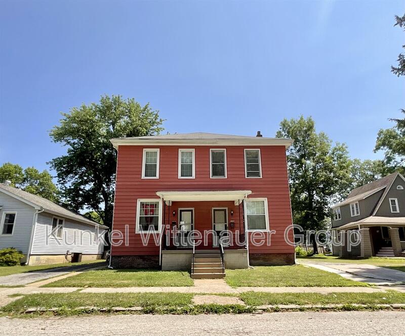 Belleville House: 122 A N Michigan