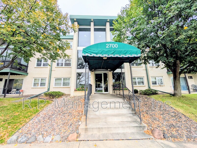 Roseville Condo: 2700 Dale St N