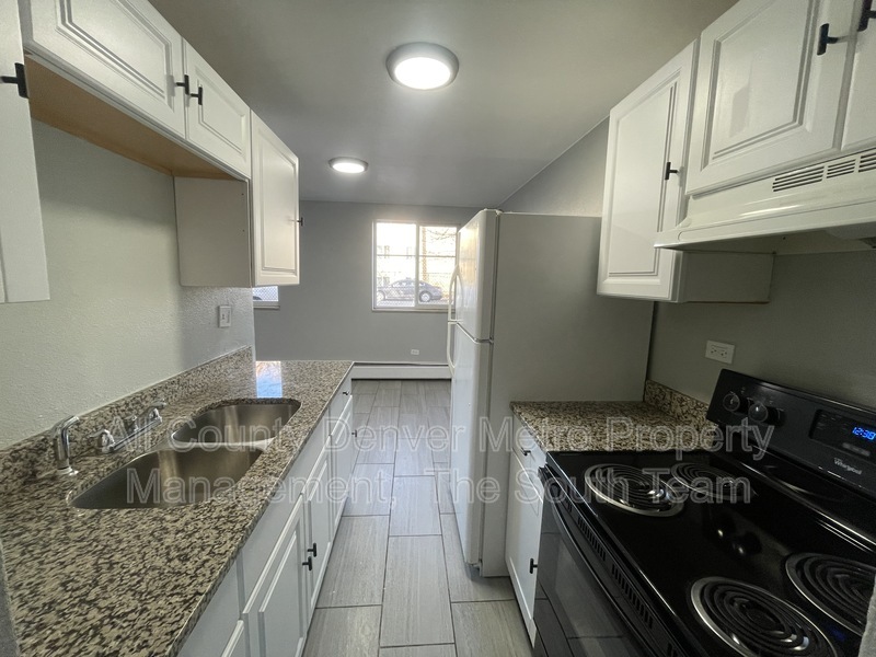 Aurora Condo: 1590 Clinton St