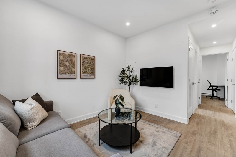 Ottawa House: 887 Somerset Street West