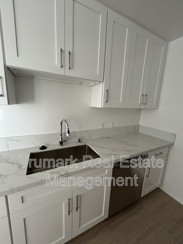 Glendale Condo: 555 Palm Dr