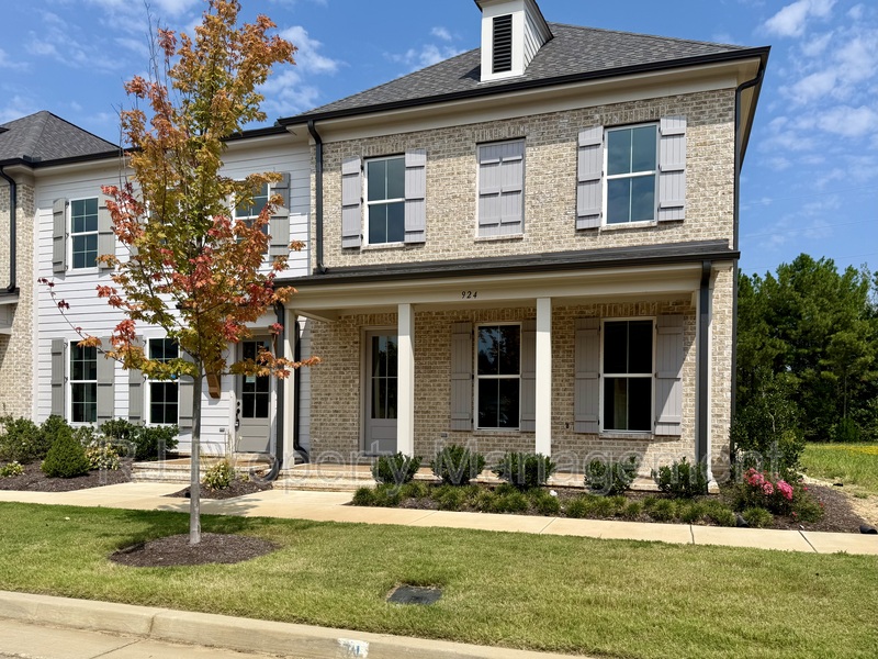 Collierville Townhome: 924 Aldwick Dr