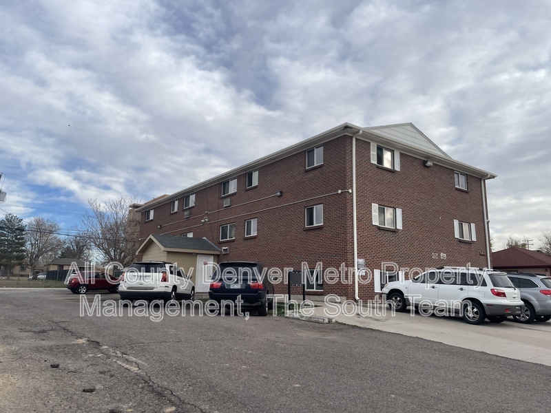 Aurora Condo: 1676 Hanover St