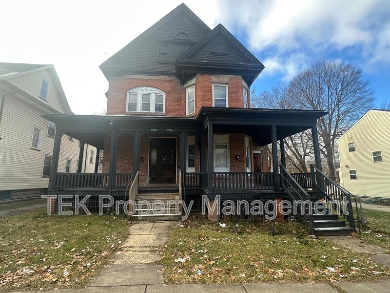 Rochester House: 203 Fulton Avenue