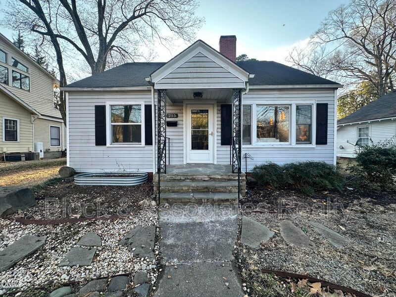 Chapel Hill House: 215 N Columbia St