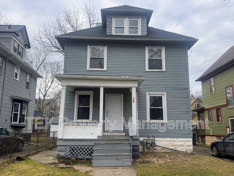 Rochester House: 128 Roslyn Street