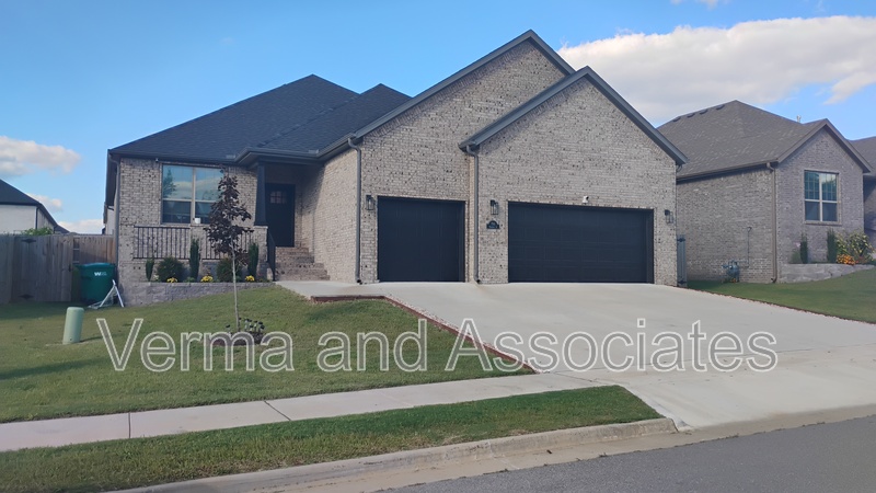 Bentonville House: 710 Harbison St