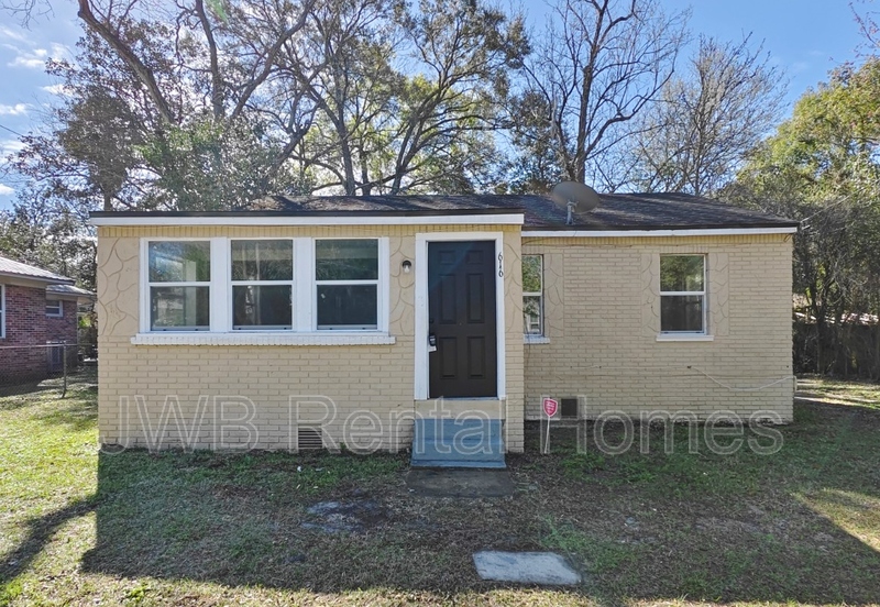 Jacksonville House: 616 61st St E