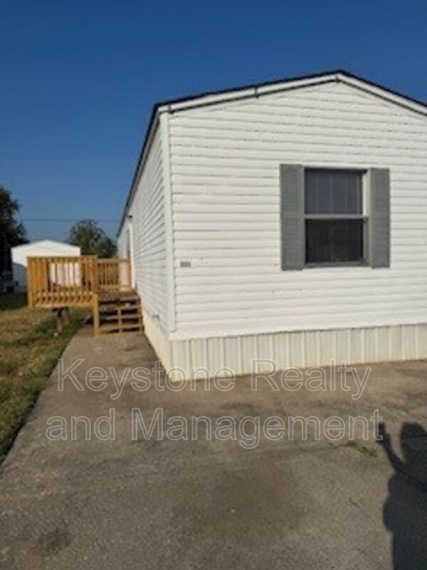 Oak Grove House: 805 Monroe Lane