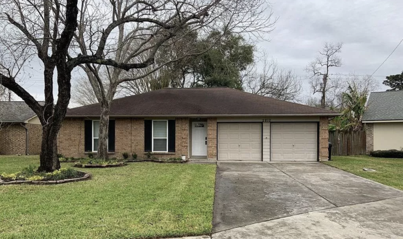 League City House: 2810 Pinewood Dr