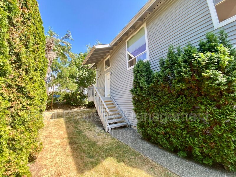 Kirkland Condo: 910 6th St S