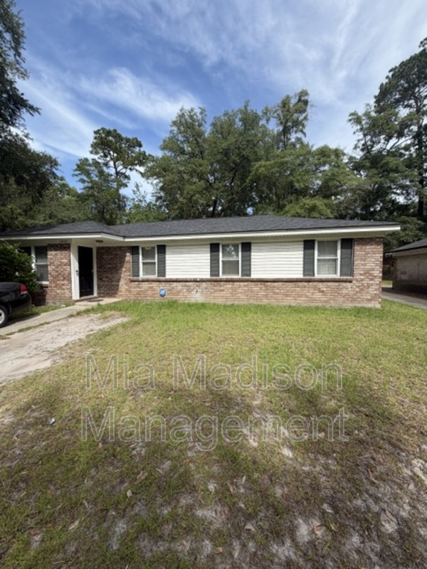 Savannah House: 9406 Dunwoody Dr