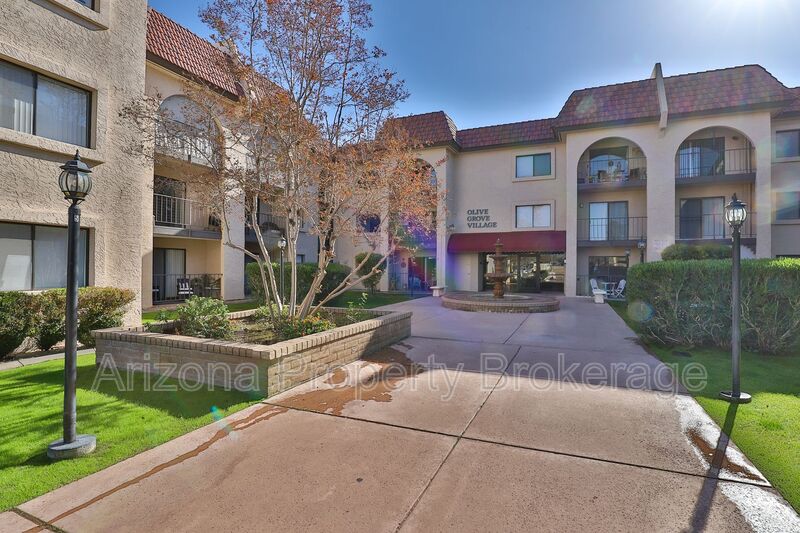 Phoenix Condo: 3033 E. Devonshire Ave.