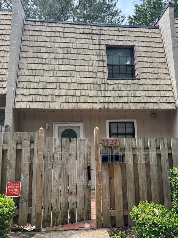 Morrow Townhome: 1327 Woodstone Trce