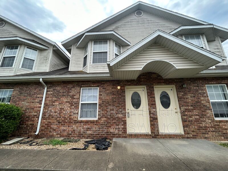 Ozark Townhome: 1505 W Frosty