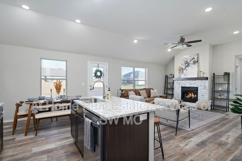 Strafford House: 210 E Rosalie St