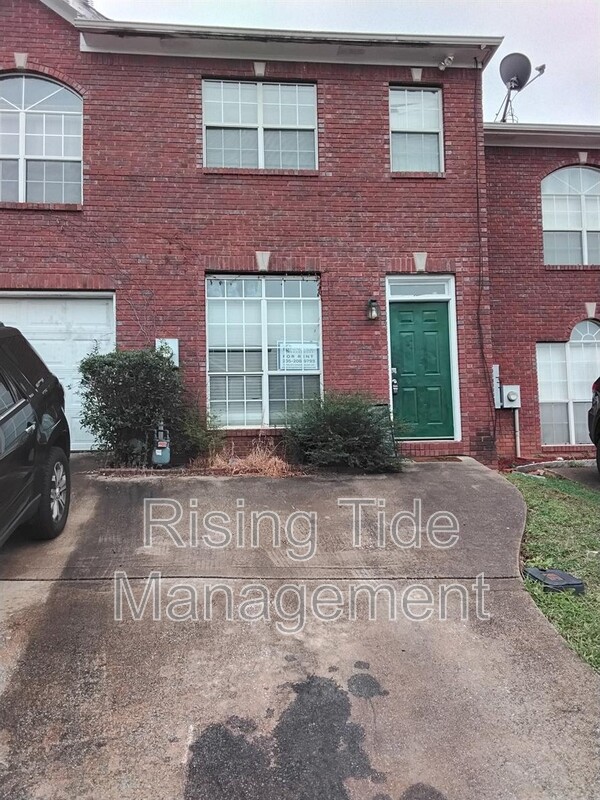 Pelham House: 102 Sommersby Cir