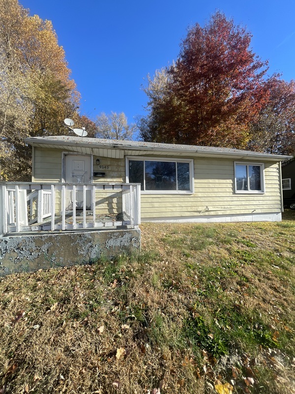 Saint Louis House: 9145 Loganberry Ln