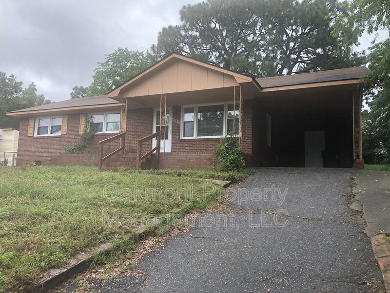 Fayetteville House: 4047 Village Drive