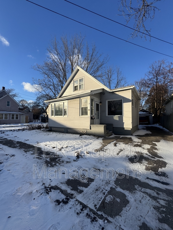 Rochester House: 8 Laurel Street