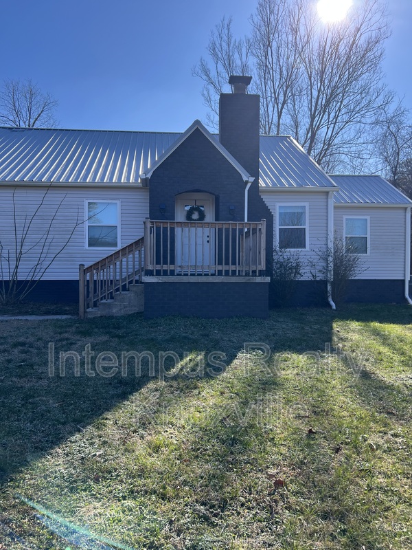 Knoxville House: 1104 E Hendron Chapel Rd