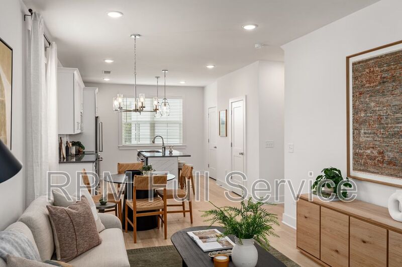 Madison House: 716 N Dupont Avenue