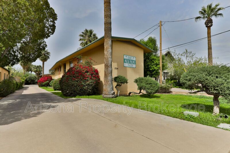 Mesa House: 224 N Macdonald H