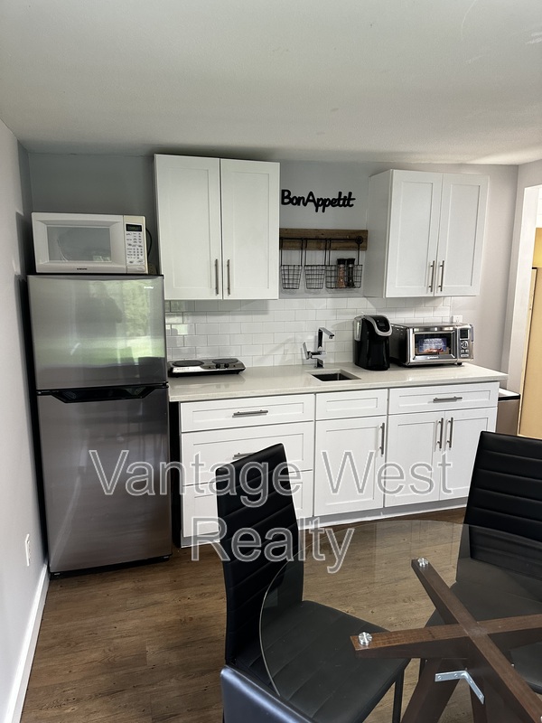 Kelowna House: 2-1778 Smithson Dr