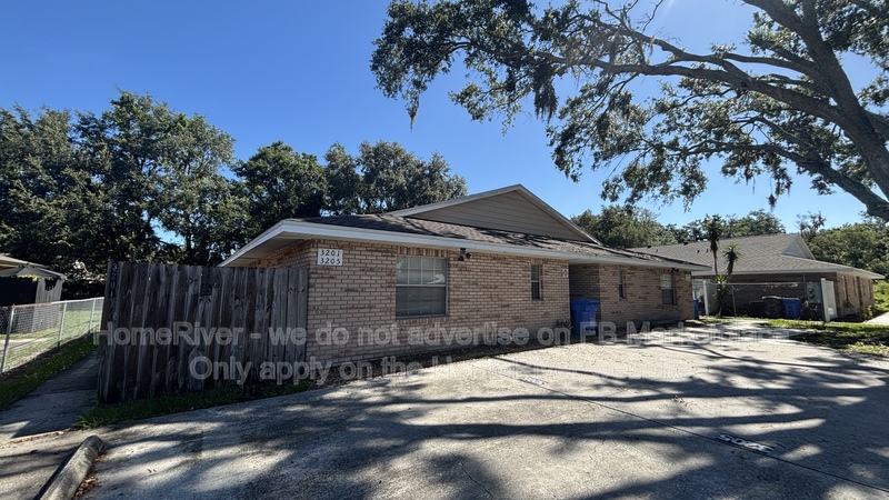Brandon House: 3201 Bloomingdale Villas Ct