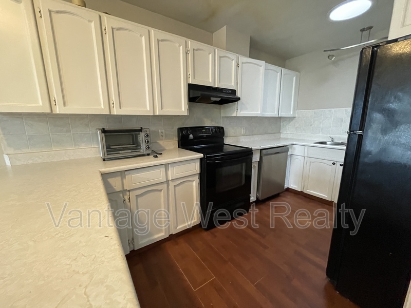 Kelowna House: 155-A Hardie Road