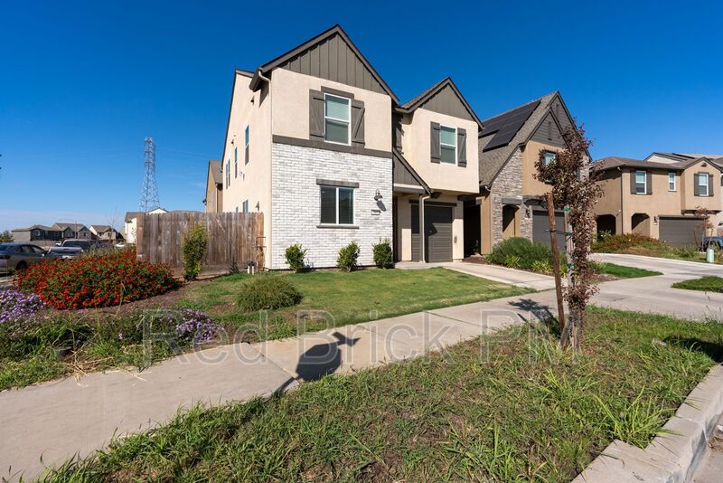 Merced House: 393 Sullivan Dr