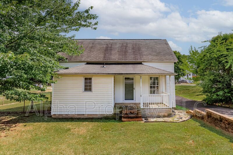 Greenville House: 407 Cedar Lane Rd