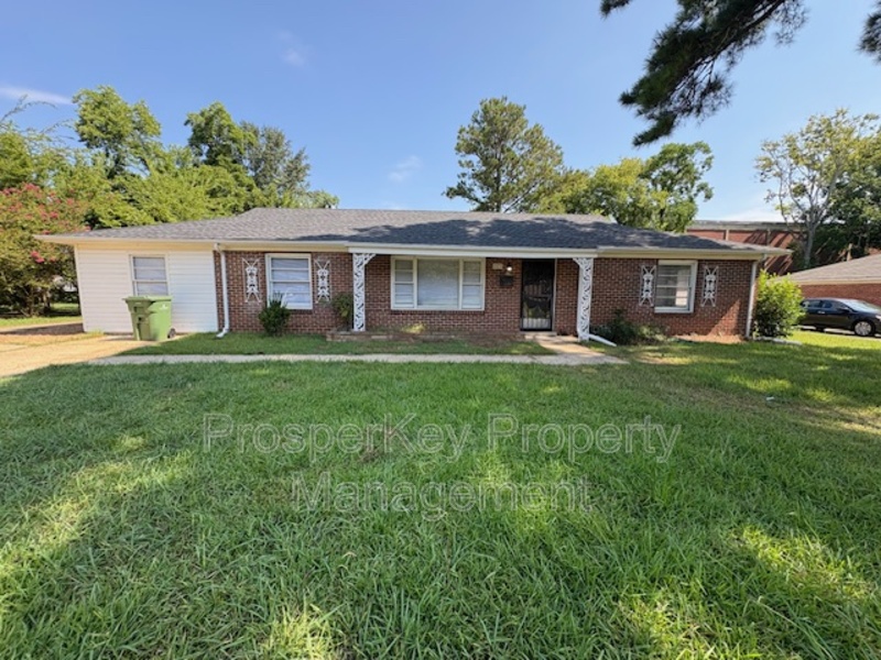 Montgomery House: 703 Briarcliff Rd