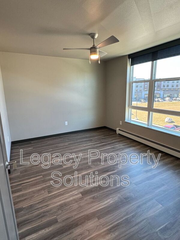 Bismarck House: 220 E Greenfield Ln