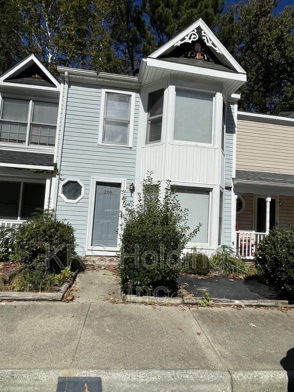 Newport News Townhome: 208 Susan Constant Drive